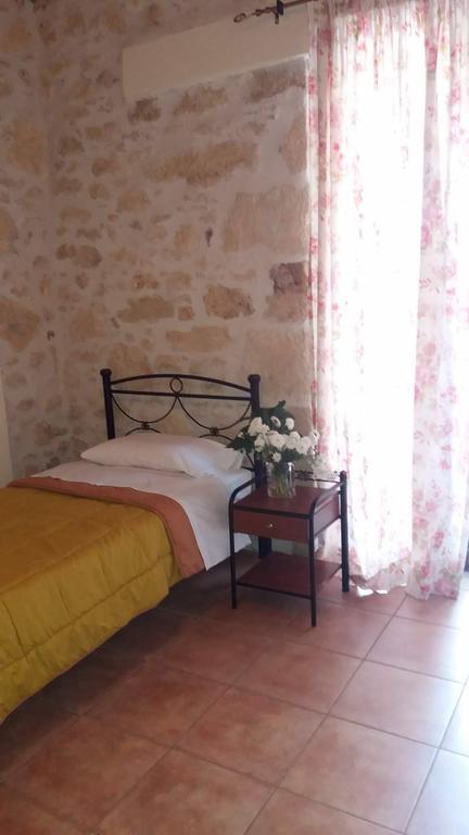 Artemisia Traditional Apartment Choudetsi