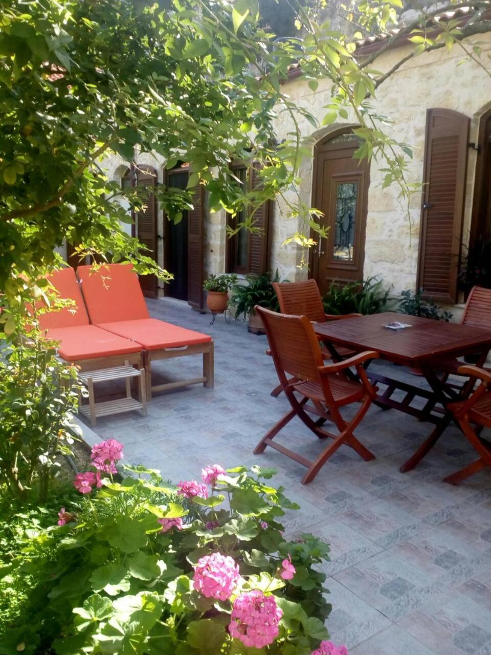 Artemisia Traditional Apartment